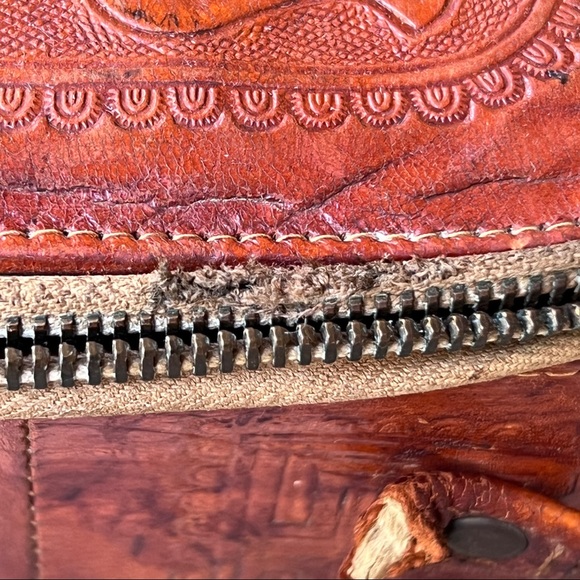 Vintage 1930s Mexico tooled leather box with acwalite celluloid brush shoehorn - Picture 16 of 16